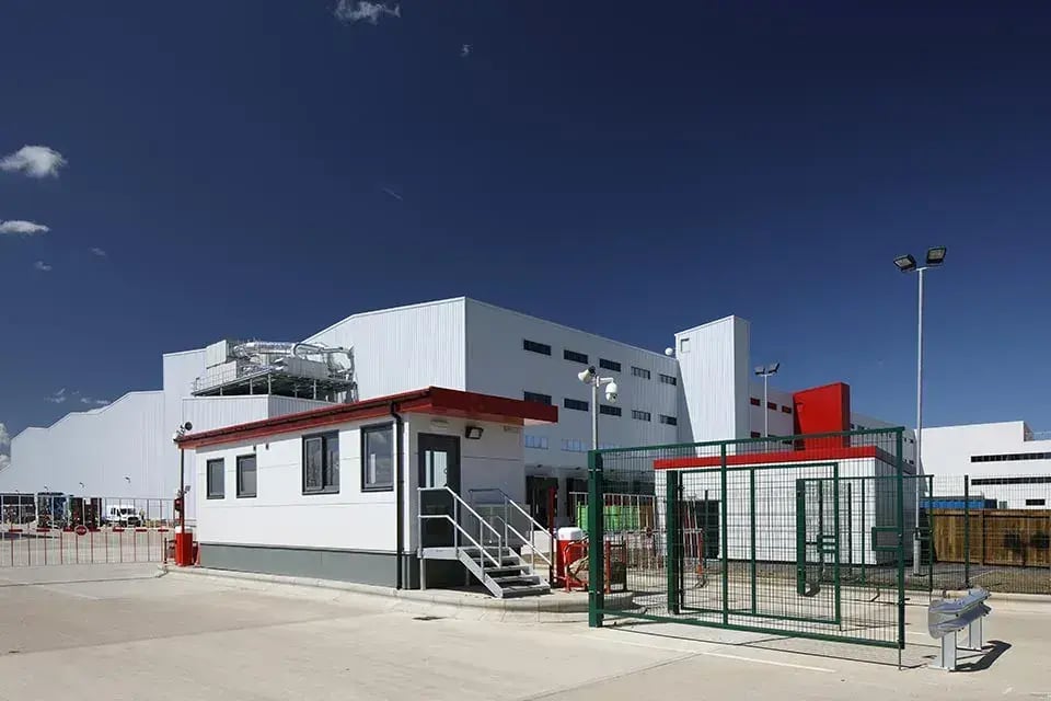 Prefab commercial building installed at Trinity Farm Distribution Centre, providing modular gatehouse and operational facilities designed to support logistics operations with rapid delivery and minimal site disruption.