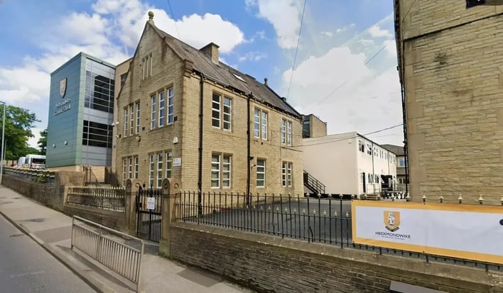 heckmondwike grammar modular classroom in playground