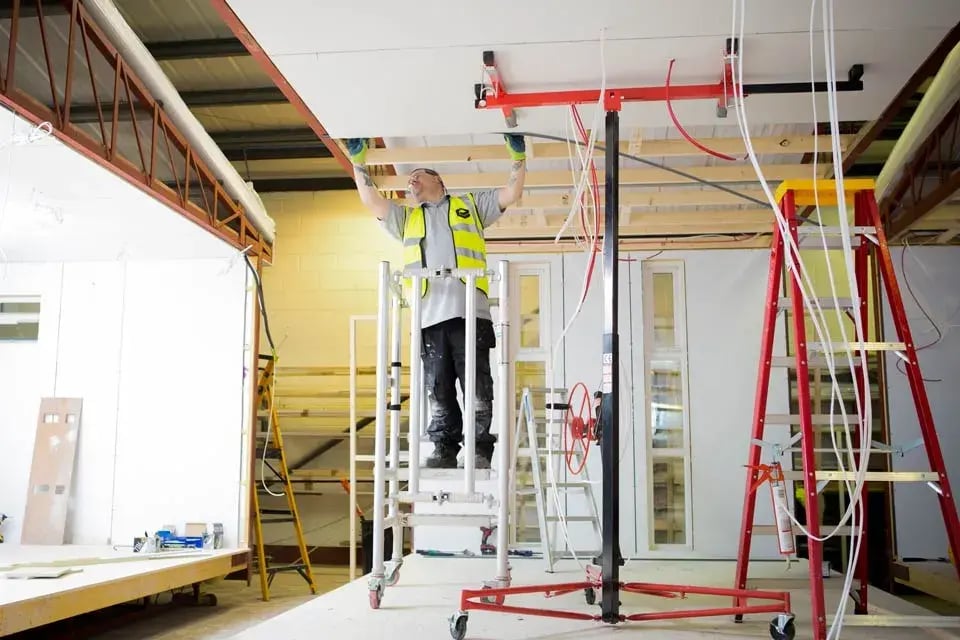 Putting together the roof of a modular building in the Elite factory