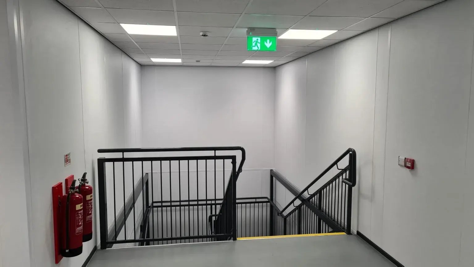 stairs-in-modular-lab-build-1536